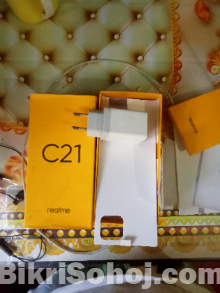 realme C21